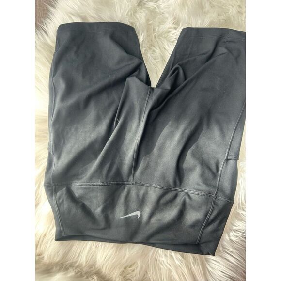 Nike women’s shorts with pockets size medium NWT workout attire shorts - Picture 2 of 5
